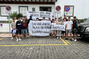 Concentraciones de jugadores del equipo ante la sede de la Federación Insular de Fútbol y del campo de fútbol de Melenara/TA.